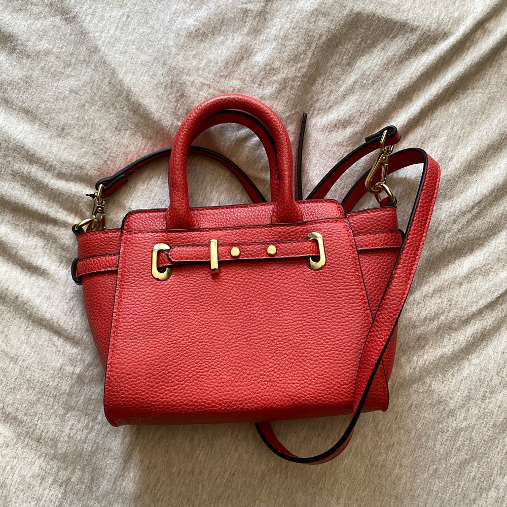 cute orange crossbody bag!